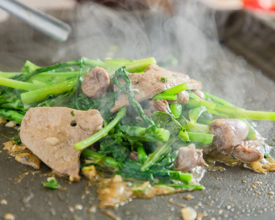 燒肉搭配生菜與多樣小菜的豐盛餐桌